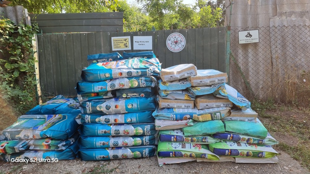 Az 1 tonna tápadomány a Lyukó Tappancsai Állatvédő Egyesületnek.